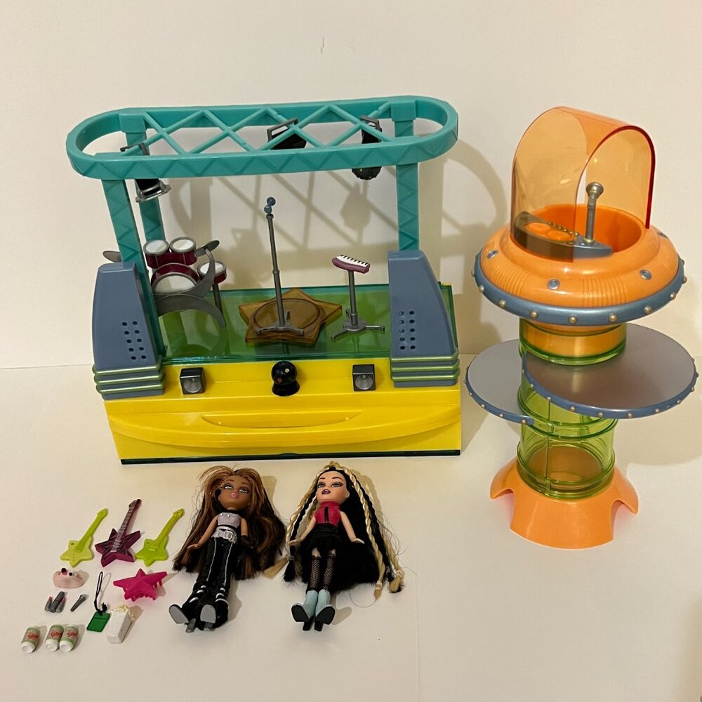 Lil' Bratz Rock Starz Concert Stage with Rinnie and Nazalia dolls